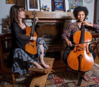 Une guitariste et une violoncelliste
