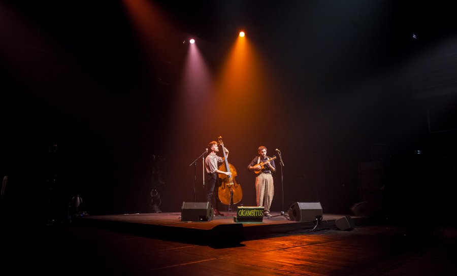 deux musiciens sur une scène
