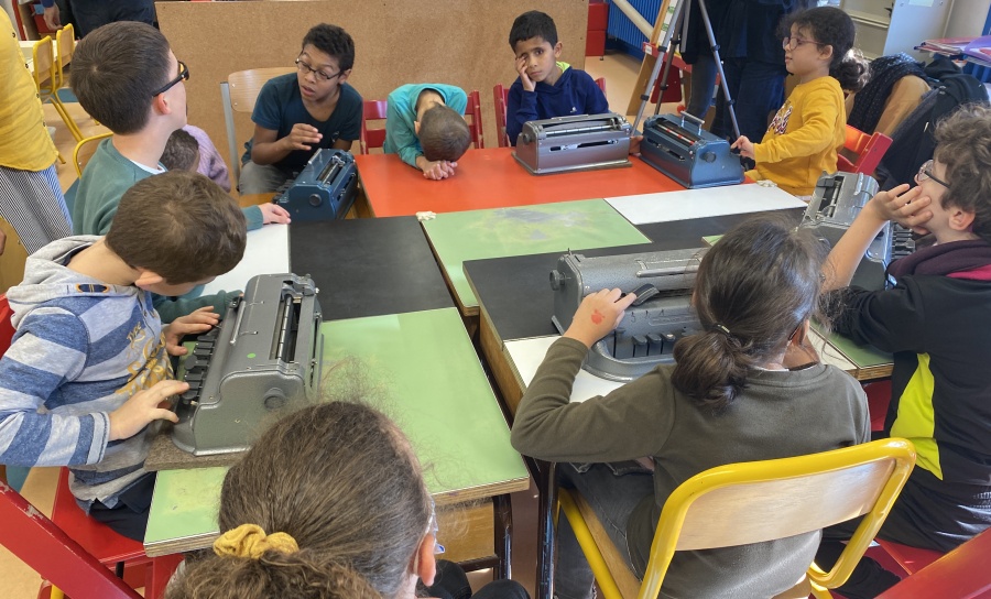 La machine à écrire en braille comme instrument percussif, avec l'association V.O.I.R. © DR