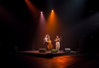 deux musiciens sur une scène