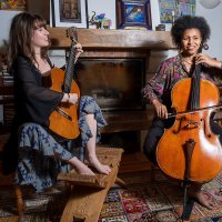 Une guitariste et une violoncelliste